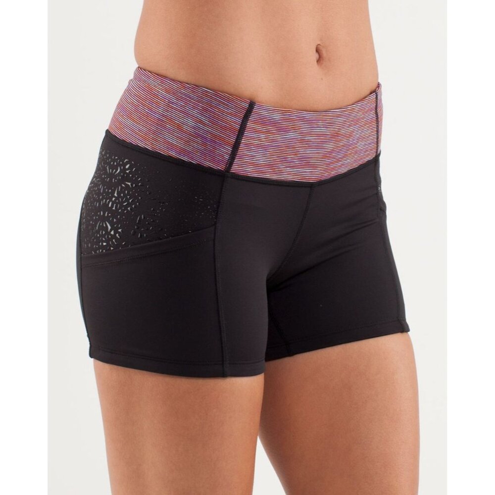 048. Lululemon Run: Shorty Short We Are From Space Black US 6